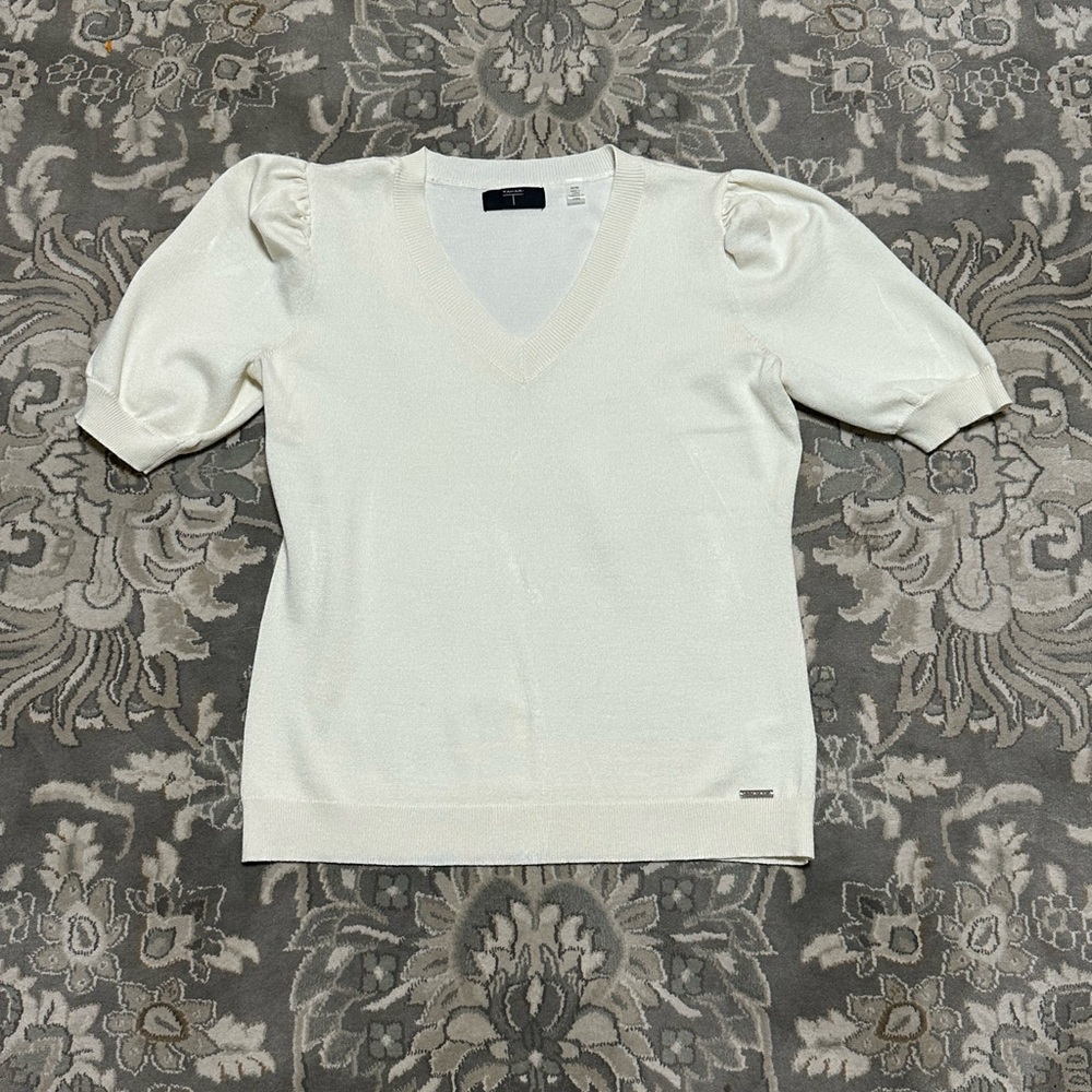 T Tahari Cream V-Neck Knit Top